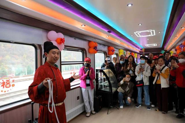 陕西首趟“秦岭号”普惠适老旅游专列温暖启程