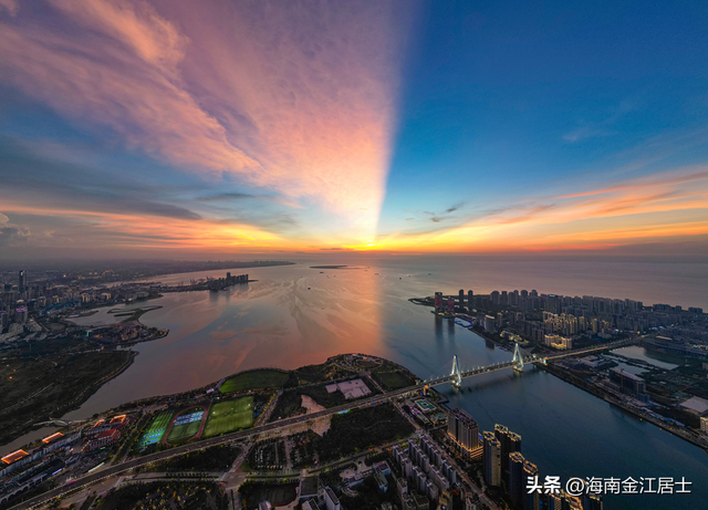 海口湾上空绝美的7月的晚霞（多图）