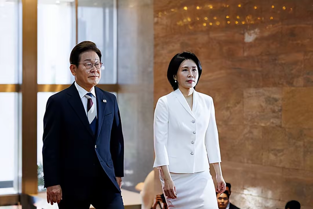 韩国第一夫人惊艳了埃及！59岁穿丝绸收腰裙，小腹凸起也难掩风韵