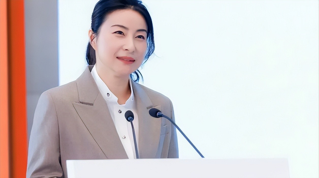 霍震霆没想到，44岁儿媳郭晶晶再次官宣喜讯，让整个阔太圈沉默了