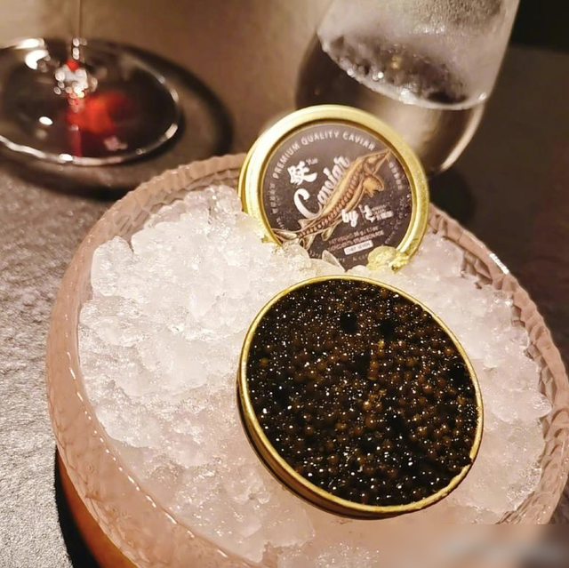佟丽娅晒宵夜，引9万网友点赞，网友：一口一盘，贫穷限制了想象