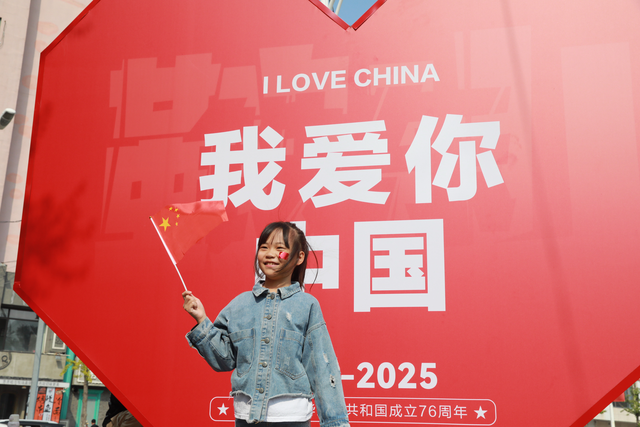 鞍山街头 国旗映红了喜悦的脸庞