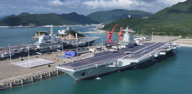 福建舰入列，老美哭丧着脸表示：不击沉它，我们都得跟着学用筷子