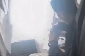 热搜第一！男子打开飞机安全出口或赔十几万？回应来了......图片