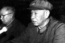 毛主席称他“天下英雄”，任职26年空军副司令，却被后来者居上图片