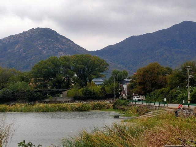 告诉自己一件事——假装很快乐地活着