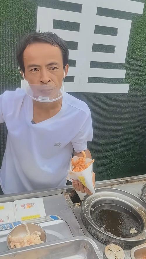 不玩套路的“鸡排哥”，“烟火主理人”的情绪价值有多香？