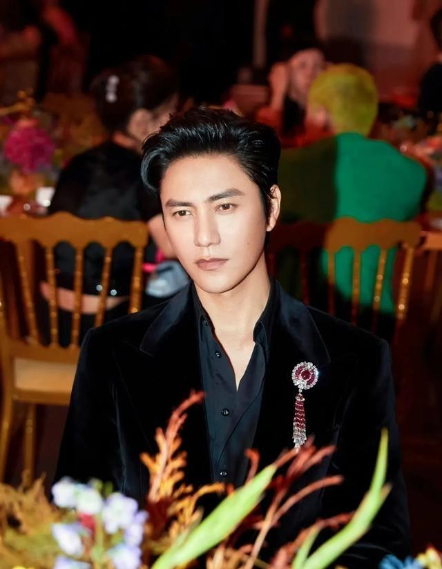 陈坤的儿子已成年，容貌开始显现母亲的基因，你们能认出像谁吗？