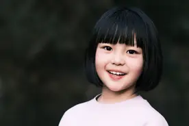 我，8岁女孩，因攀岩拥有8块腹肌，虽满手都是老茧，但感觉很飒图片