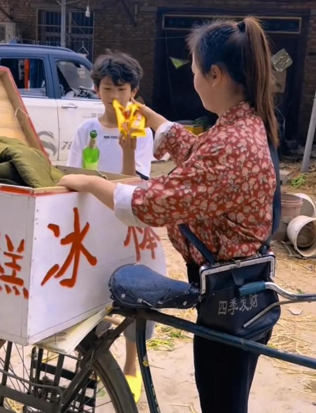 92年去大庆搞建筑，长期碰不到女人，卖冰棍的女子：我为你暖被窝
