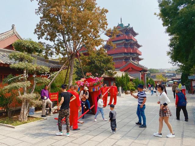南方游客打卡河南“开封府”景区，惊呼：怎么这么新？
