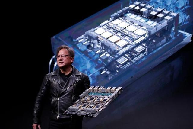 特朗普突然下令，不许向中国出售高端芯片，黄仁勋说了句大实话