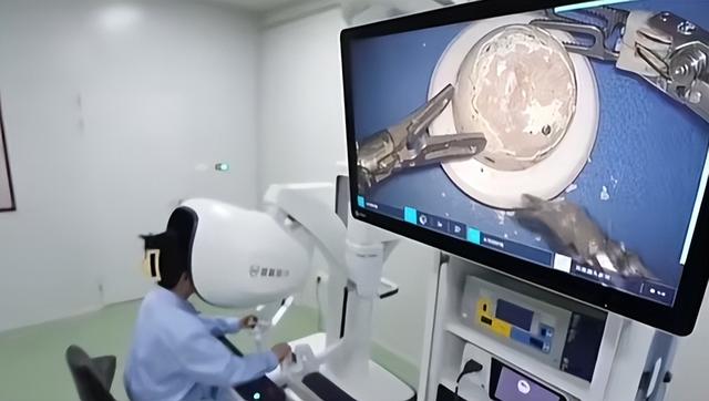 全球首例，跨4200公里 不到7分钟，机器人完成远程微米级眼科手术