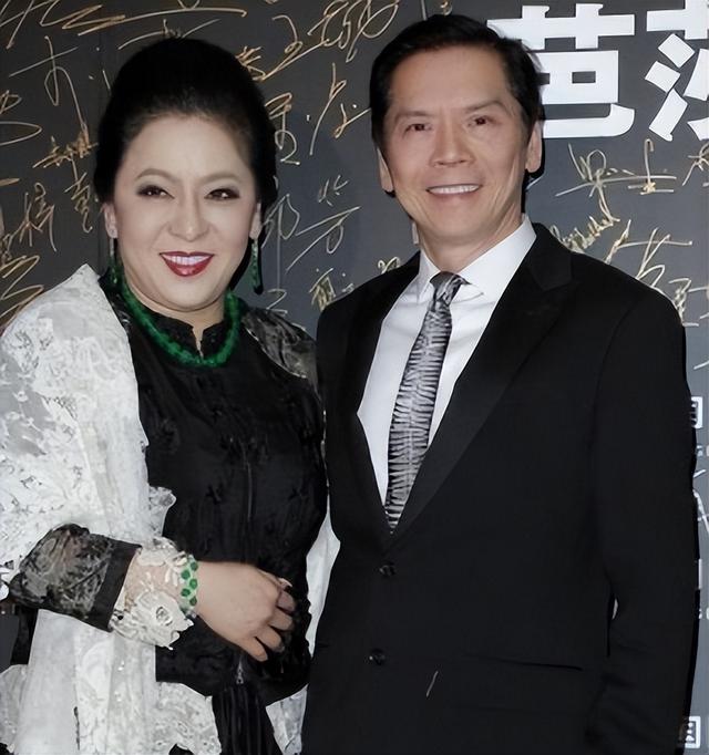 一场追悼会，戳穿向华强夫妇在香港的真实地位	，原来李连杰没说谎