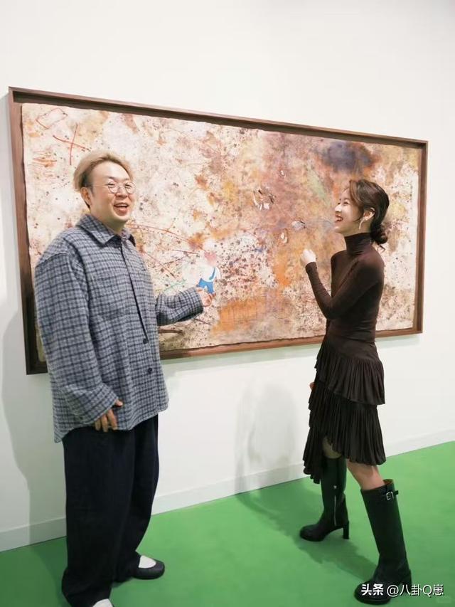 婚变传闻仅5天，刘强东"坦白"没自信，章泽天状态好到和男星看展