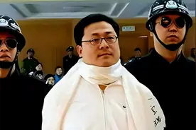 06年，中国首个被判死刑亿万富翁，告诫有钱人：不管多有钱别犯法图片