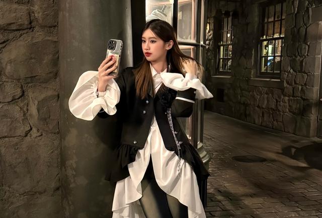 徐帆回应离婚5个月	，冯小刚近况曝光，他的“小心思	”再藏不住了