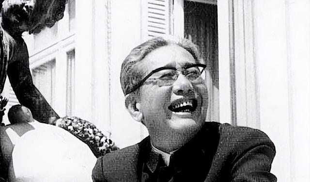 1976年毛主席病逝23天后，华国锋紧急召见耿飚：有些人想要利用我