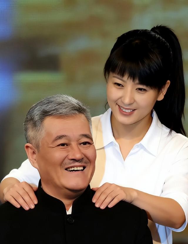 闫学晶哭穷风波还没一个月，令人恶心的一幕再次上演，网友：严查