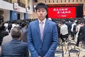邓亚萍儿子成人礼！身穿蓝色西装笔直帅气，一家三口合照颇为温馨图片