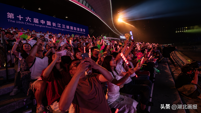 回看第十六届中国长江三峡国际旅游节开幕式上的精彩瞬间