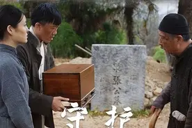1951年，浙江八旬老农挖开已故儿子坟墓，里面的破包惊动中央领导图片