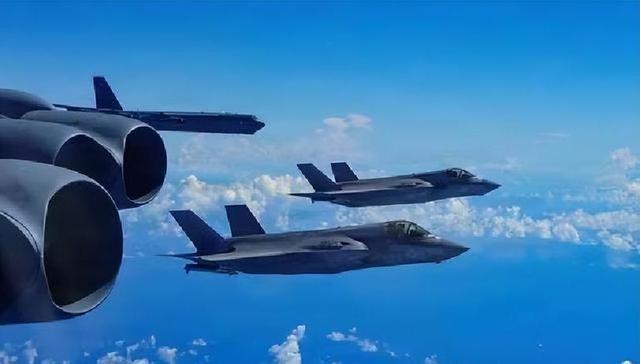 130亿航母压境，马杜罗不忍了，普京连夜送“快递”，敢动手就炸