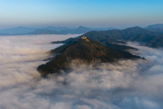 日破云海出，人间皆浪漫