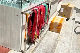 “中国电子第一街”，神奇的深圳华强北！数据线几毛，手机壳满屋图片
