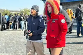 谷爱凌现身西安说陕西话，上身羽绒服下身短裤，一双大长腿很抗冻图片