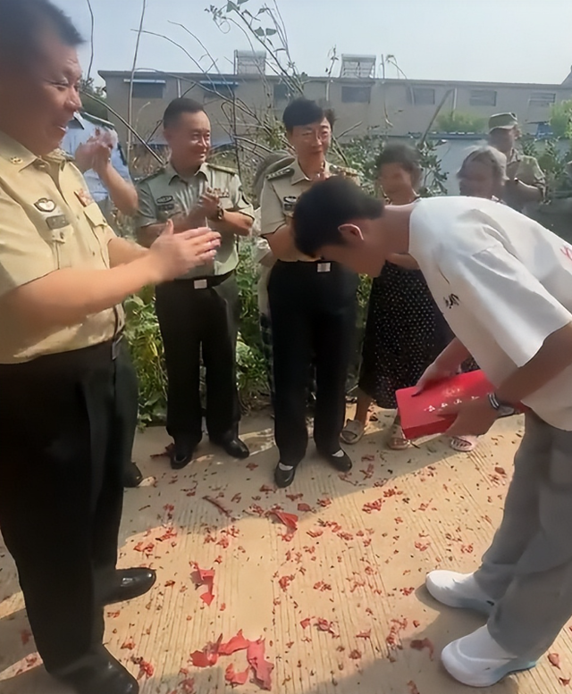江苏考生被火箭军大学录取，多名领导送通知书，母亲眼神惹人心酸