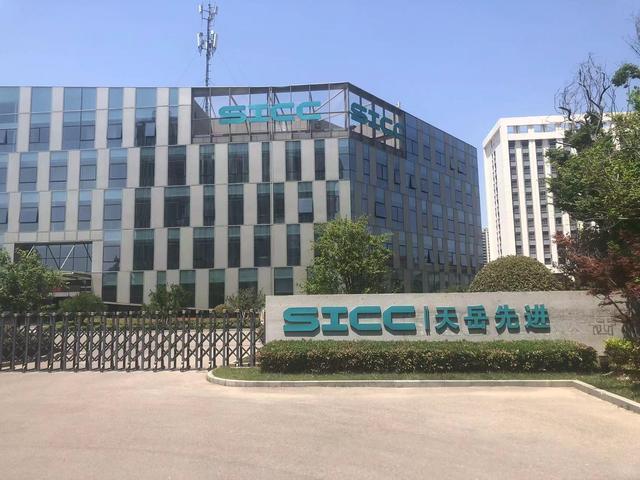 被灯泡厂裁掉后，他靠卖挖掘机翻身，15年干倒美国芯片巨头！