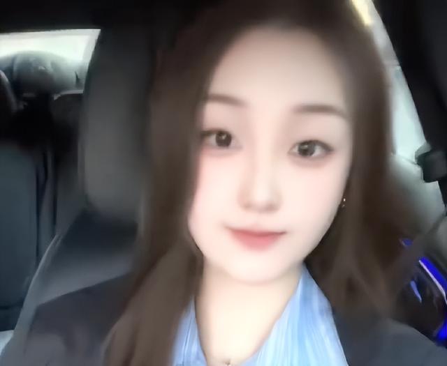 难怪陈亚男伤感，再看大衣哥现儿媳	，她跟人在处事上就差了两个字