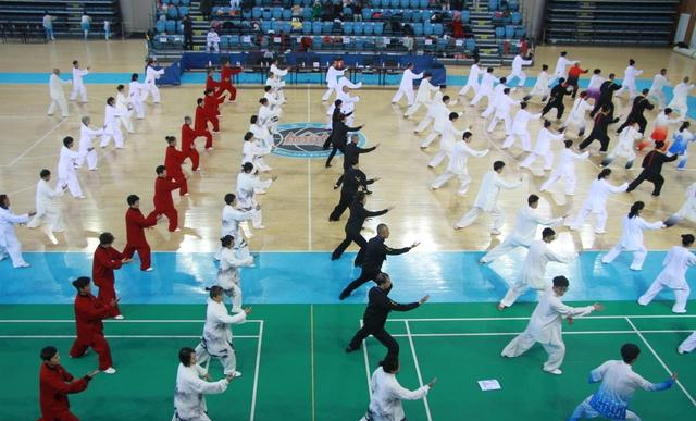 练太极总发沉？搞懂 “顶头悬”，精神一提身子就轻灵！