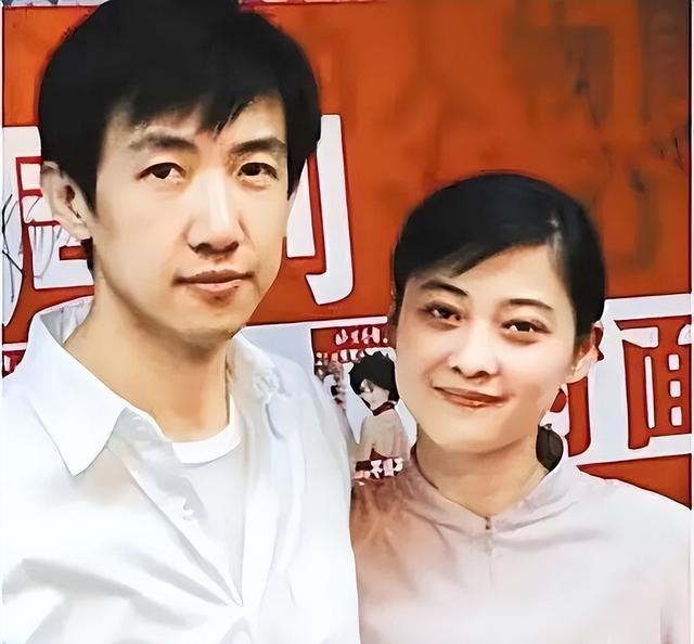 梅婷垫脚、李小冉挡灾，56岁鄢颇娶小15岁娇妻，值吗？