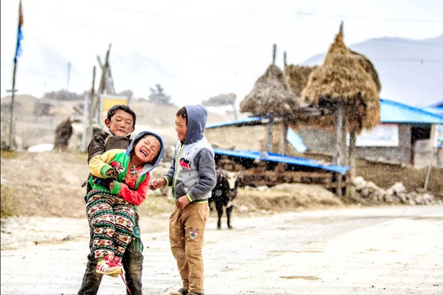 西藏必打卡的冰川秘境！漂浮冰山的湖泊，美到窒息