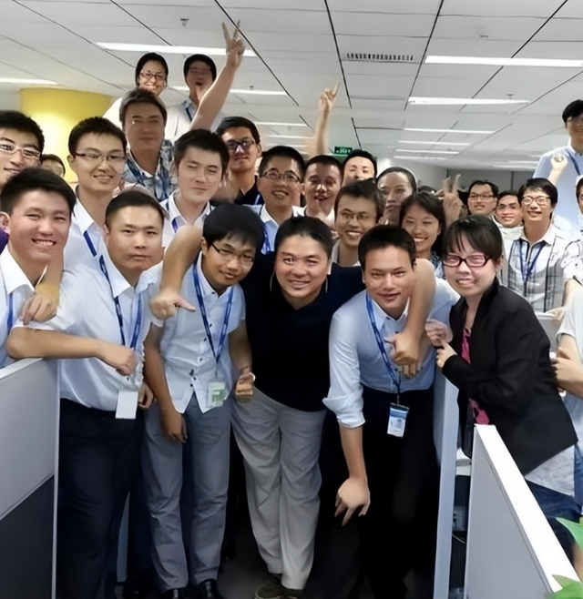 刘强东给老家送年货现场曝光	，令人恶心的一幕出现，当场被人制止