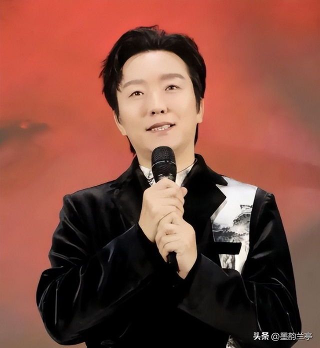 善恶终有报！47岁“跌落神坛”的李玉刚	，终是活成了“跳梁小丑	”