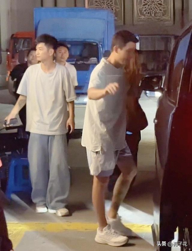 福建偶遇欧豪下班，他身材高挑健壮，穿着白T恤，运动裤，太帅了
