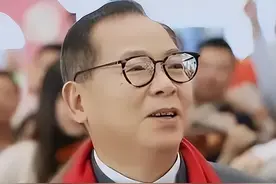 "舞台辉煌到封杀陨落：张明敏的亿万捐赠与爱国情怀"图片