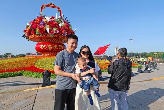 “祝福祖国”花篮亮相天安门广场吸引游客争相打卡