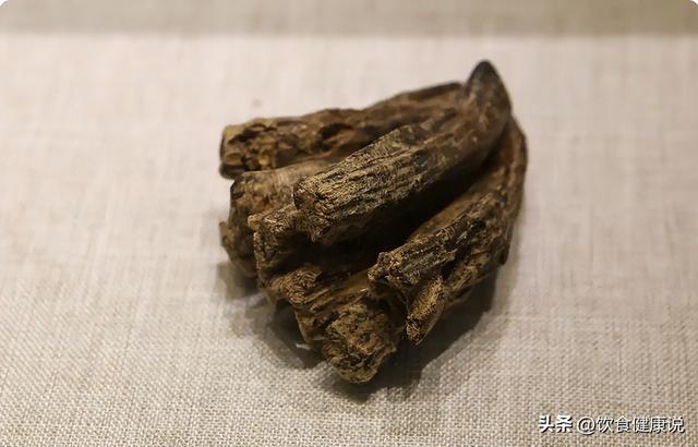 此物纯阳而升，气雄横行，被誉“通天彻地”，温胃散寒，温肾纳气