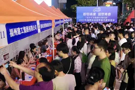 岗位“摆”出来 工作“逛”到手图片