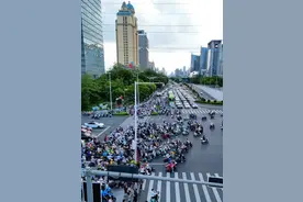 笑不活！广西南宁对电动车很包容，电动车多而井然有序。网友炸锅图片