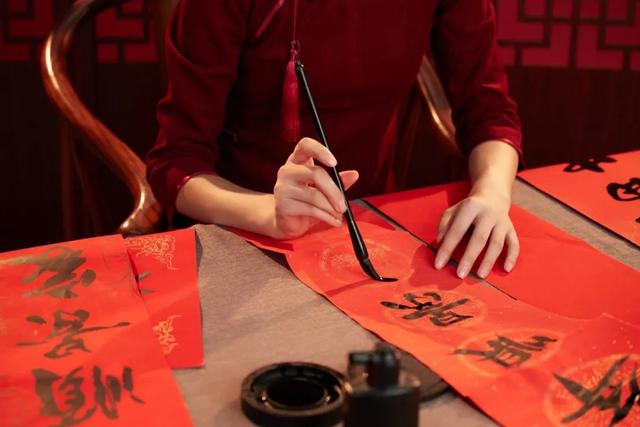 100副春节对联，全是美好祝愿，挑一副挂在家里吧