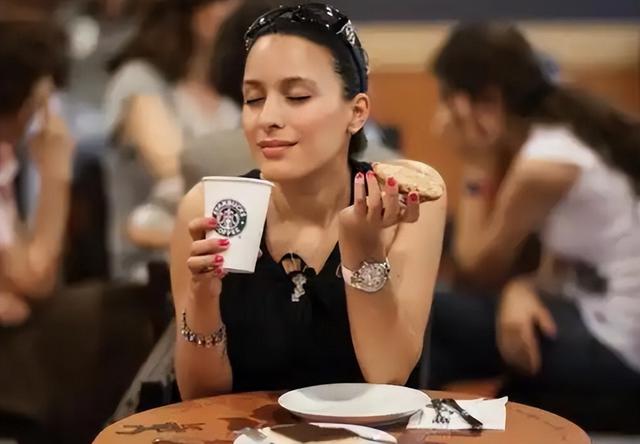 法国姑娘来中国旅游，回国哭了3天，坦言法国与中国差距一目了然