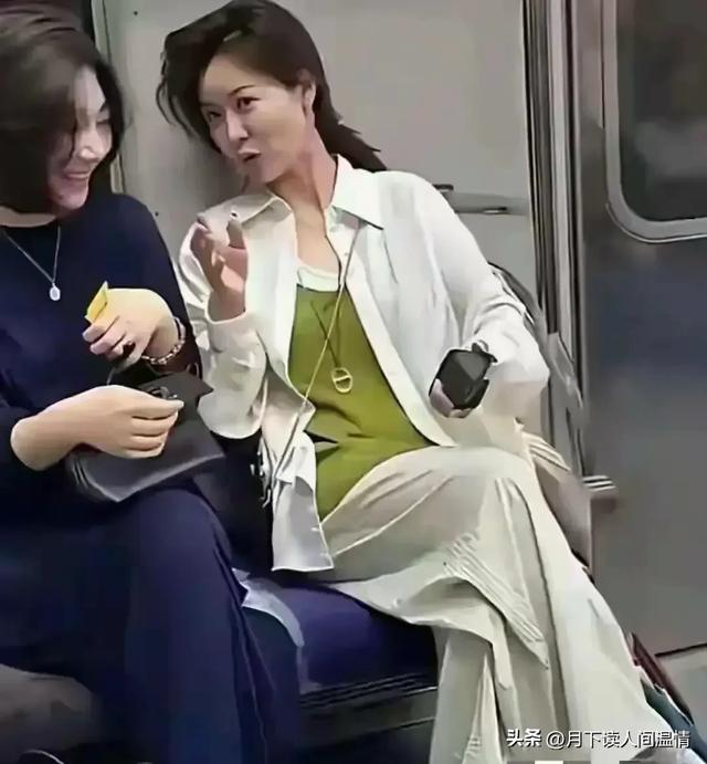 地铁里遇到一位干净的阿姨,我相信她年轻的时候追求的人肯定很多