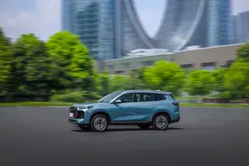 全新瑞虎8PLUS上市了，二三排能纯平放倒，床车自驾游的人有福了图片