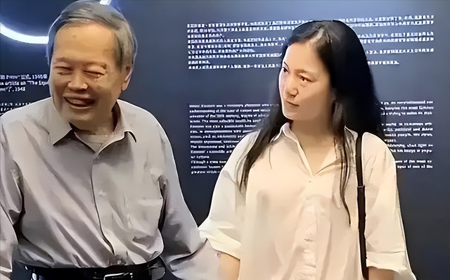 翁帆相伴21年，杨振宁去世后，继子杨光诺一句感谢话让她口碑暴涨