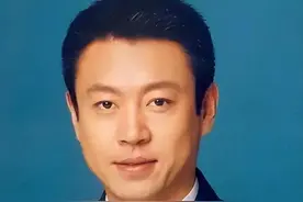 私生活混乱？被传10年换5任妻子，从央视离职的他，如今怎么样了图片